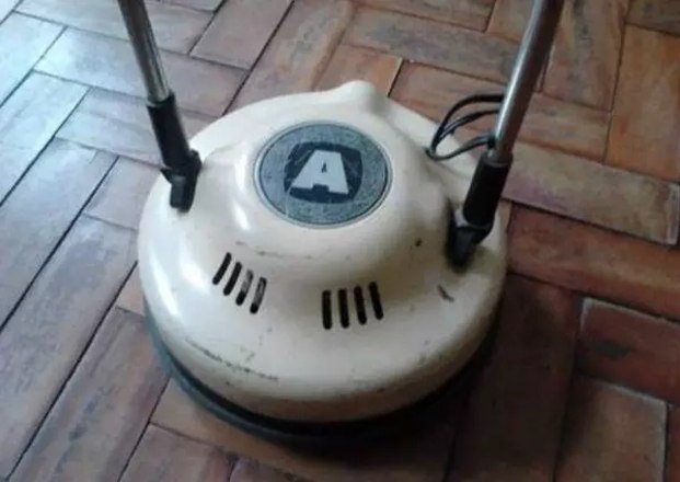 Os tacos de madeira ganhavam um brilho todo especial depois de um trato de enceradeira. E vai dizer que voc&Atilde;&ordf; n&Atilde;&pound;o gostava de subir nelas e ficar girando?