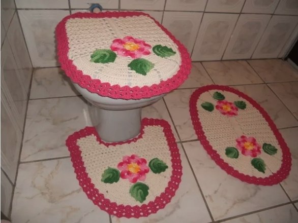 Depois da faxina, os banheiros ganhavam uma decoraÃ§Ã£o especial de crochÃª