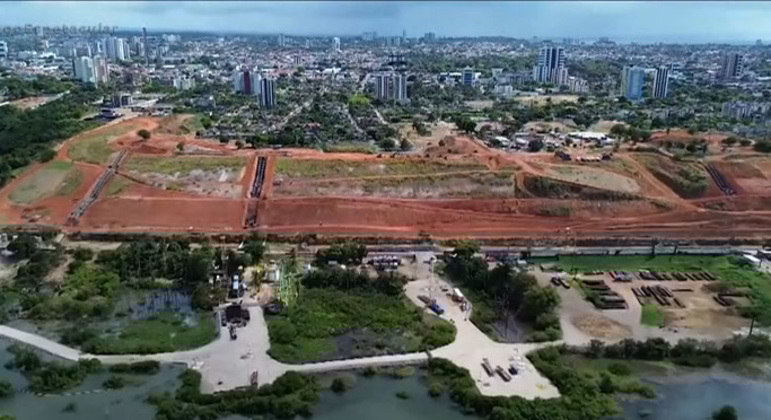 A mina 18 da petroquímica Braskem, localizada no bairro de Mutange, em Maceió (AL), pode colapsar a qualquer instante, de acordo com a Defesa Civil do município. A exploração de sal-gema pela empresa causou instabilidade no solo, que já cedeu 1,77 metro e afunda a uma velocidade de 0,25 cm por hora. Os riscos de desabamento e formação de grandes crateras devem resultar no esvaziamento de mais de 2.000 imóveis na região. Veja a seguir sete tópicos para entender o desastre ambiental em Maceió: 