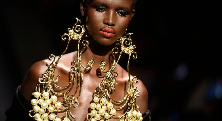 Colares imensos e muito dourado marcaram o desfile da Schiaparelli