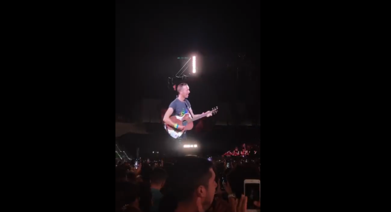Chris Martin toca um fado com seu violãozinho para os fãs portugueses