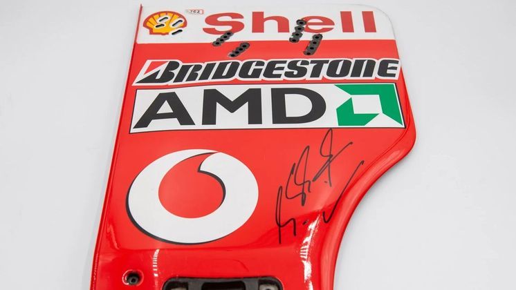 A Ferrari F2003-GA de 2003, pilotada por Schumacher, foi leiloada por R$ 79,3 milhões. Mas, como o valor é muito alto, por que não ter apenas um pedaço do carro? Um pedaço da asa traseira da Ferrari F2003-GA foi autografada pelo heptacampeão e vendida por 25,2 mil dólares (R$ 124,25 mil)
