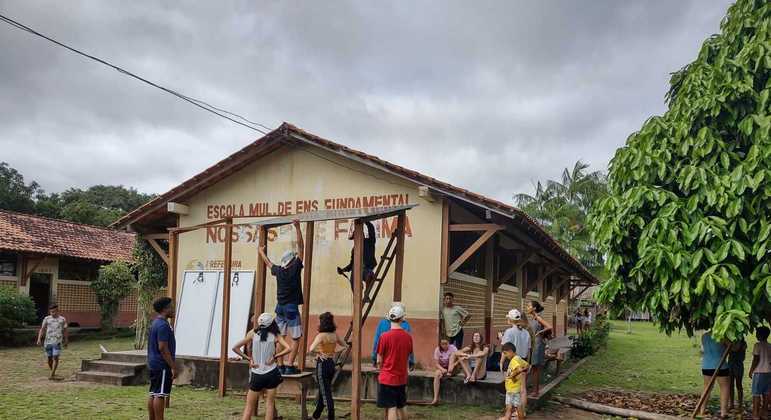 Estudantes do Rio de Janeiro instalam painéis solares em escola municipal no Pará