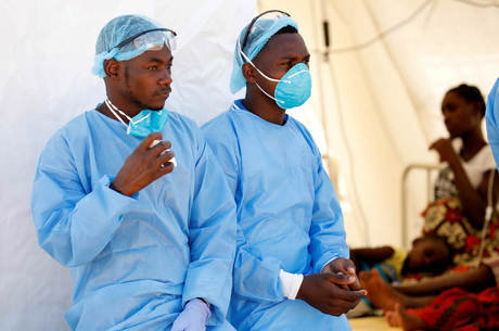Agentes de saúde usam roupas especiais em centro para tratamento de cólera em Beira, após passagem de ciclone Idai por Moçambique