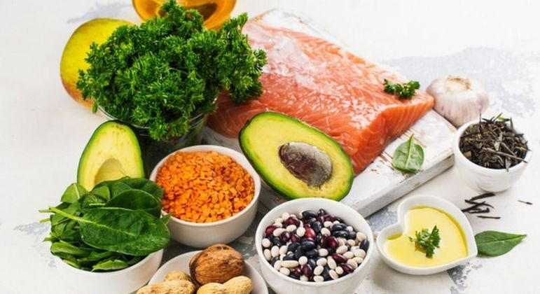 Uma dieta baseada em alimentos frescos, como frutas, verduras, legumes e carnes magras, é o primeiro passo para manter o colesterol sob controle