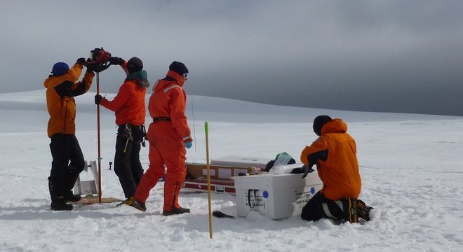 Pesquisadores coletam núcleos de gelo para desvendar informações sobre as mudanças climáticas através dos anos