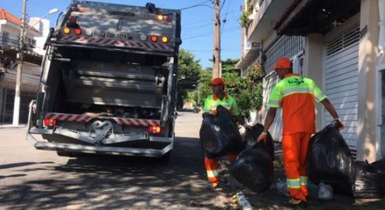 SÃO PAULO, SP - 22.07.2015: PESSOA JOGA LIXO EM VIA PÚBLICA