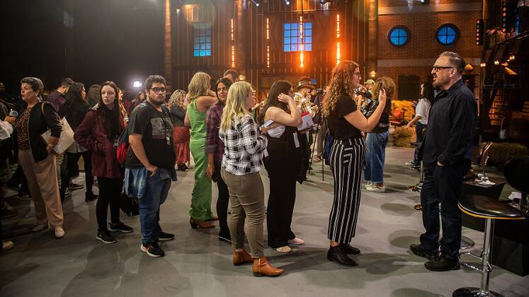 Ao final do evento, as entrevistas continuaram rolando soltas! Afinal, não é porque o elenco já foi revelado que a curiosidade sobre os detalhes da temporada acabam, não é mesmo? 