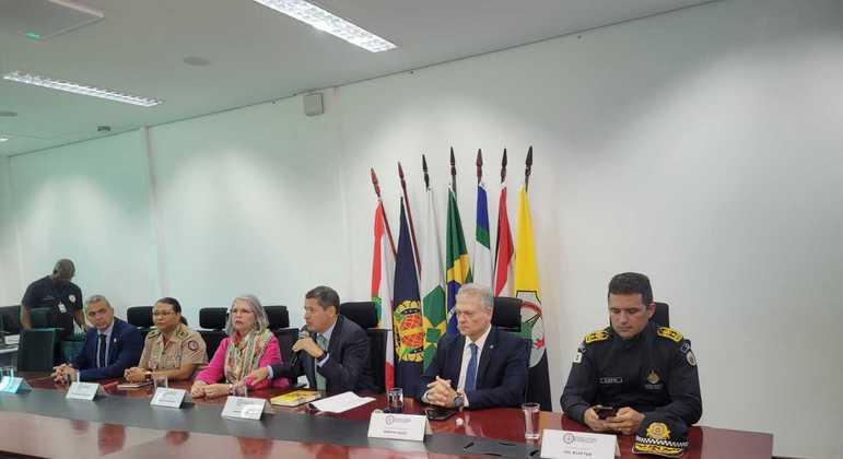 Coletiva de imprensa na Secretaria de Segurança Pública com os secretários de Segurança, Sandro Avelar, e de Educação, Hélvia Paranaguá, 