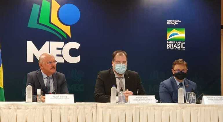Enem: ministro diz que poderia alterar questões, mas desistiu – Notícias