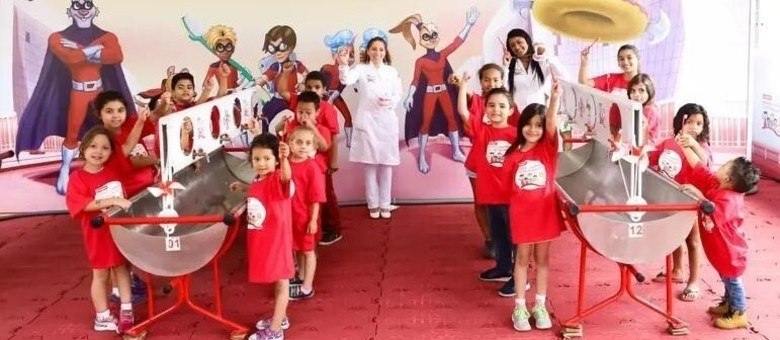 Crianças aprendem os cuidados com a saúde bucal durante o programa da Colgate “Sorriso Saudável, Futuro Brilhante” (Divulgação/Colgate-Palmolive)