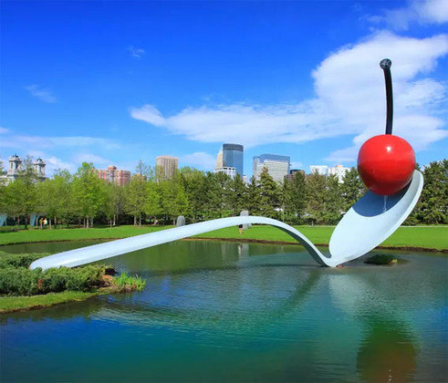 Colher com Cereja - EUA - Fica no Sculpture Garden (Jardim das Esculturas), em Minneapolis e pesa mais de 3.100 kg. É feita em aço inoxidável e  alumínio e pintada em esmalte de poliuretano. 