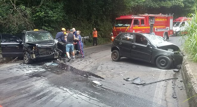 Colisão entre carro e caminhonete ocorreu no km 231 da rodovia Crédito: PRF / Divulgação / CP