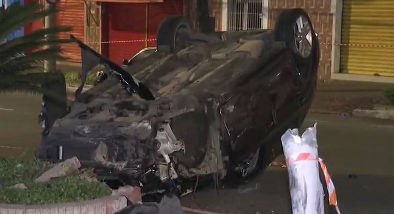 Carro capotou após colidir com três carros e poste em disputa de racha no ABC Paulista