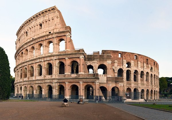 Coliseu - Maior anfiteatro do mundo, foi construído em 72 d.C, para uma plateia de até 80 mil pessoas. Ali ocorreram batalhas de gladiadores, caças de animais selvagens, execuções e encenações de dramas baseados na mitologia clássica. Em 2007, foi eleito uma das Sete Maravilhas do Mundo Moderno.