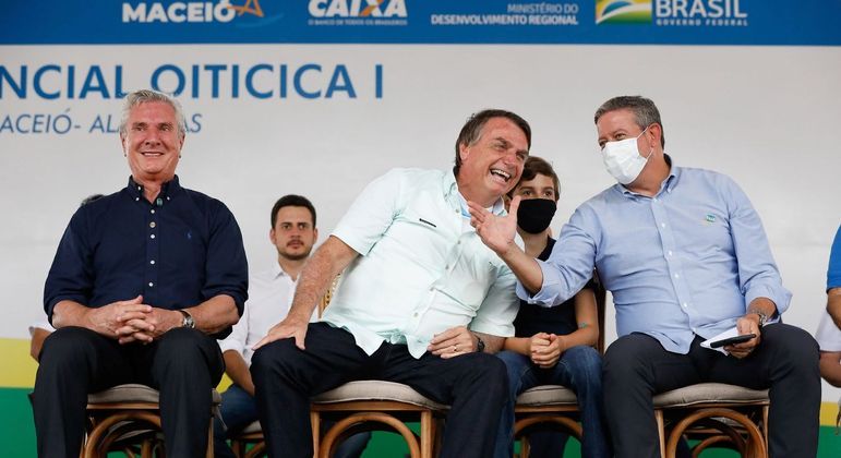 Collor, Bolsonaro e Lira durante entrega de 500 casas em Maceió (AL) 