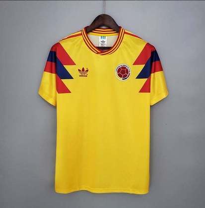 Colômbia 1990 (primeiro uniforme) - o uniforme faz referência a um Condor-dos-Andes, com o desenho de 'penas' coloridas nas mangas.