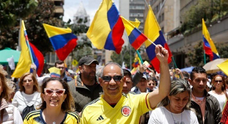 Manifestantes participam de passeata contra o presidente Gustavo Petro em Bogotá, capital da Coloômbia
