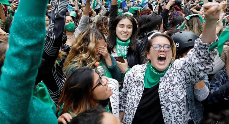 Ativistas pró-liberação do aborto comemoram decisão da Justiça pelas ruas da Colômbia