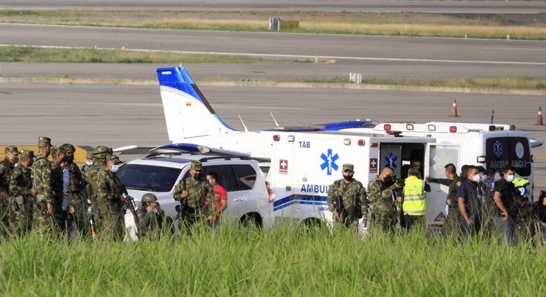 Soldados colombianos isolam o local do atentado, na pista do aeroporto de Cúcuta