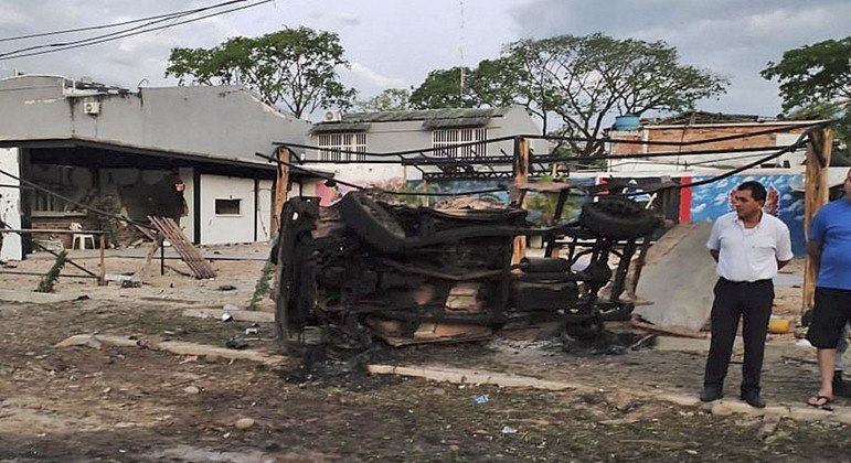 Veículo foi detonado no centro da cidade de Saravena, na fronteira com a Venezuela
