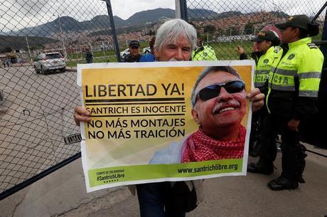 Manifestante pede liberdade para Santrich 