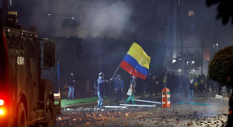 Colômbia tem protestos violentos contra reforma tributária defendida pelo governo