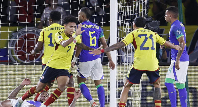 Com o mesmo esquema, a Colômbia conseguiu 23 arremates contra o gol do Brasil. Derrota vexatória
