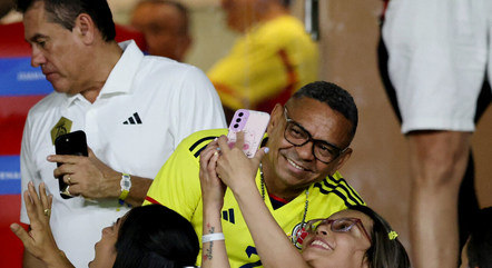 Mane Díaz, pai de Luis Díaz, tira selfie com torcedora
