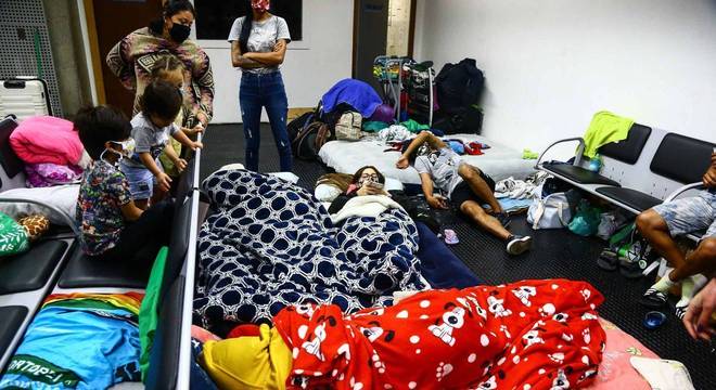 Cidadãos colombianos dormem no Aeroporto de Guarulhos