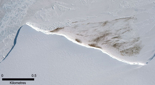 Nessa imagem de satélite de 2015, é possível ver a mancha de guano da colônia Halley Bay 