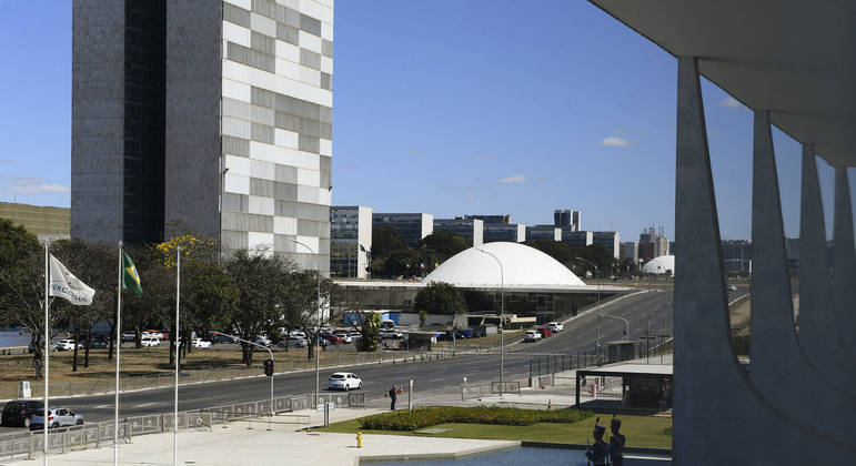 Colunas da fachada do Palácio do Planalto com vista para o prédio do Congresso Nacional.