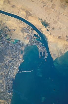 Com 160 km de extensão, 170m de largura e 20m de profundidade, o Canal de Suez liga o Mar Mediterrâneo ao Mar Vermelho. Permite a navegação entre Europa e Ásia sem necessidade de contornar o sul da África. 