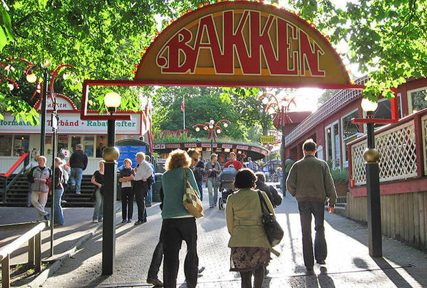 Com 440 anos de existência, o Bakken é o parque de diversões mais antigo do mundo. Tendo resistido a guerras, o local hoje conta com 32 atrações mecânicas e 35 jogos.