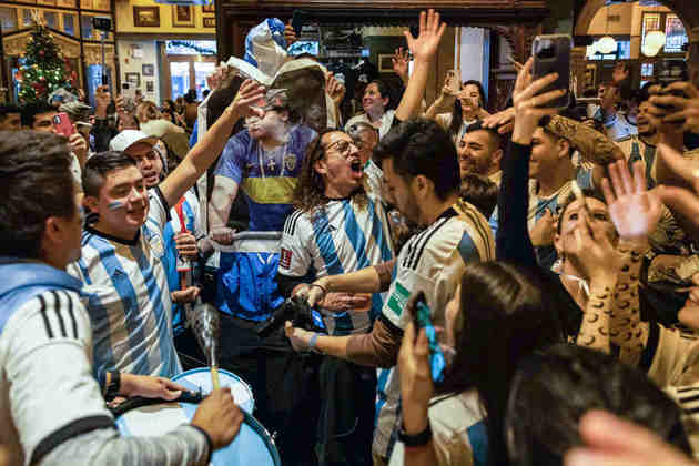 Com a benção de Maradona, dezenas de torcedores se reuniram para torcer juntos pela seleção argentina, 