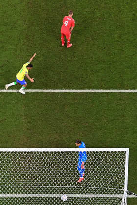 Com a bola no fundo da rede, Brasil comemora o primeiro gol
