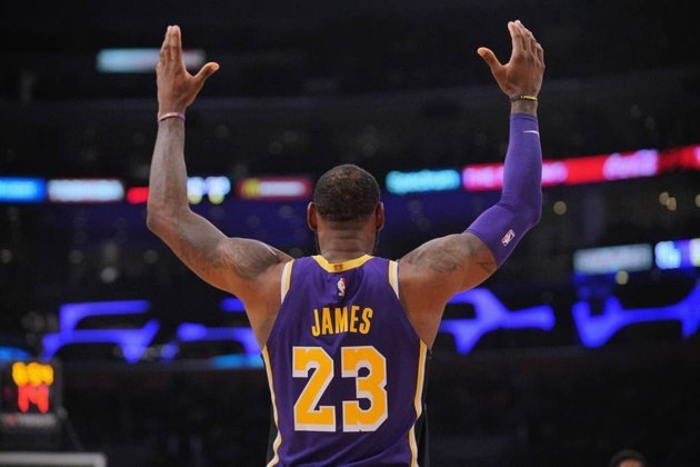 Com a camisa dos Lakers, LeBron James ainda não conquistou títulos ou prêmios individuais, mas já conseguiu dois grandes feitos para a sua carreira: ultrapassou Michael Jordan e Kobe Bryant em pontos, e se tornou o terceiro maior pontuador de todos os tempos da NBA, com 34.087 pontos. Na atual temporada, LeBron é cotado para MVP e os Lakers lideram a Conferência Oeste. 
