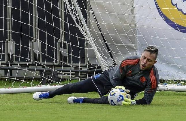 Com a chegada de Paulo Sousa, Diego Alves perdeu ainda mais espaço no gol do Flamengo. Nas poucas chances que teve com o português, no primeiro semestre de 2022, foi mal, e o fim do ciclo parecia próximo e com final ruim.