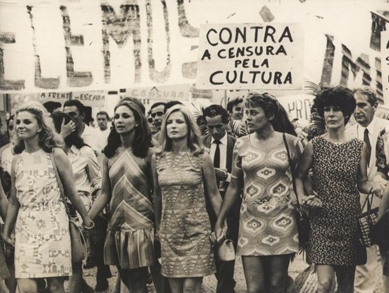 Com a crise econômica, resultando no aumento dos níveis de concentração de renda e pobreza no país, o movimento pró-democracia ganhou força no Brasil na década de 1980. 