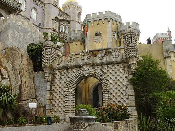 Com a implantação da República Portuguesa, o palácio foi convertido em museu. Tem um parque que foi planejado simultaneamente com a construção do palácio, com jardins, grutas, pontes, pérgulas e fontes.