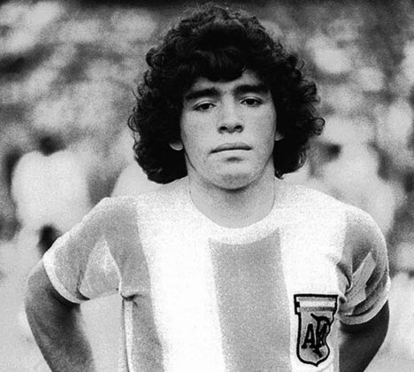 Com apenas 16 anos, Maradona passou a defender a seleção da Argentina. Muitos davam como certa a sua ida para a Copa de  1978 (realizada no país). Mas acabou cortado pelo treinador César Luis Menotti
