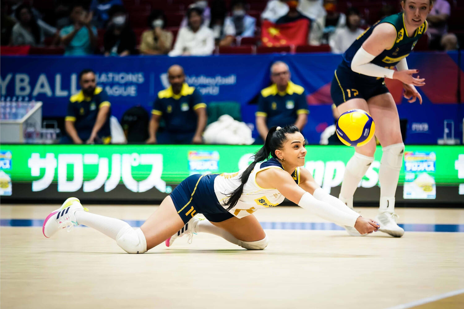 Com desfalques, seleção feminina de vôlei perde da China em