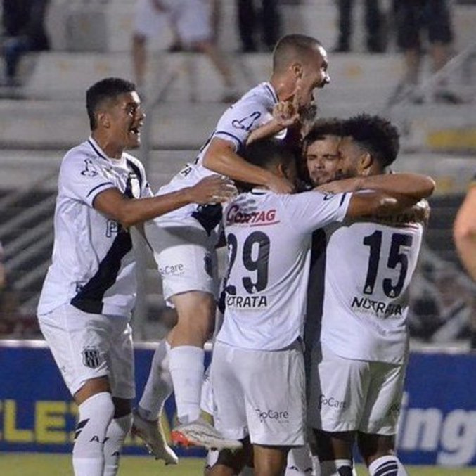 Jogadores da Ponte Preta comemoram um dos gols na vitória de 2 a 0 contra o Brusque
