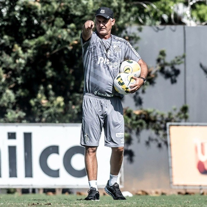 Técnico Lisca comandando seu primeiro treino no Santos