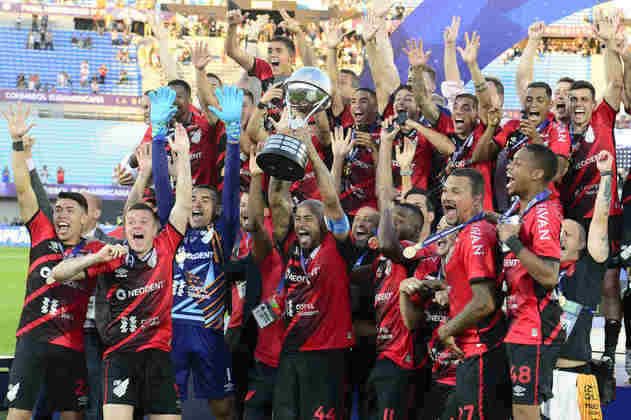 Com gol de Nikão, o Athletico Paranaense venceu o Red Bull Bragantino por 1 a 0 e conquistou o bicampeonato da Copa Sul-Americana. Relembre nesta galeria todos os jogos da campanha do Furacão campeão!