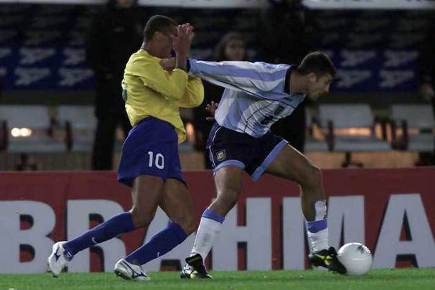 Com gols de Gallardo e Cris (contra), a Argentina superou a retranca brasileira e venceu o Brasil, de virada, por 2 a 1, em um Monumental de Nuñez que até certo ponto viu os brasileiros cantarem mais que os argentinos.
