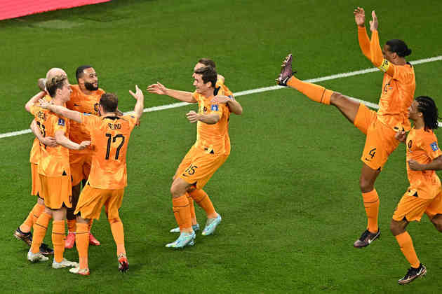  Com gols na reta final da partidam, a Holanda venceu Senegal por 2 a 0 em sua estreia no grupo B da Copa do Mundo Qatar 2022. Gakpo e Klaassen assinalaram para a Laranja. Veja as notas dos holandeses e avaliação de Senegal.