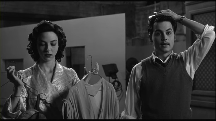 Com Johnny Depp no papel principal, a trama se passa na década de 50 e explora, entre outros detalhes, a relação entre Wood e Bela Lugosi.
