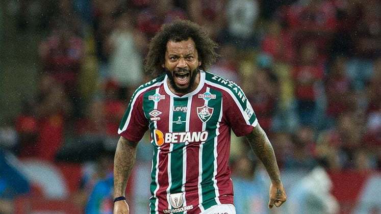 Com lindo chute de fora da área, Marcelo abriu o placar para o Fluminense aos 26 minutos.