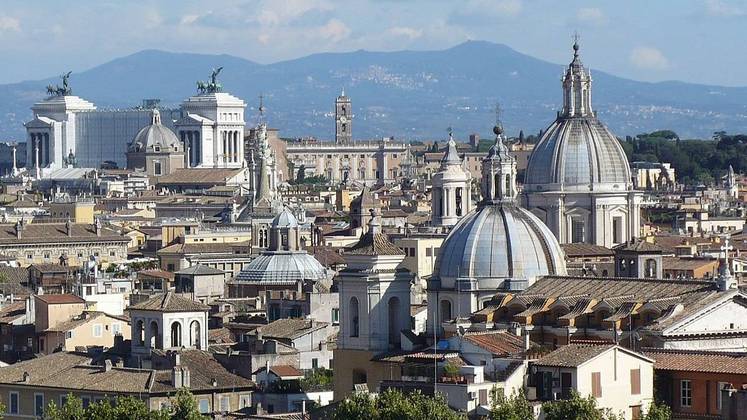 Com mais de 8 milhões de turistas estrangeiros por ano, Roma é a terceira cidade europeia mais visitada, atrás apenas de Londres e Paris.
